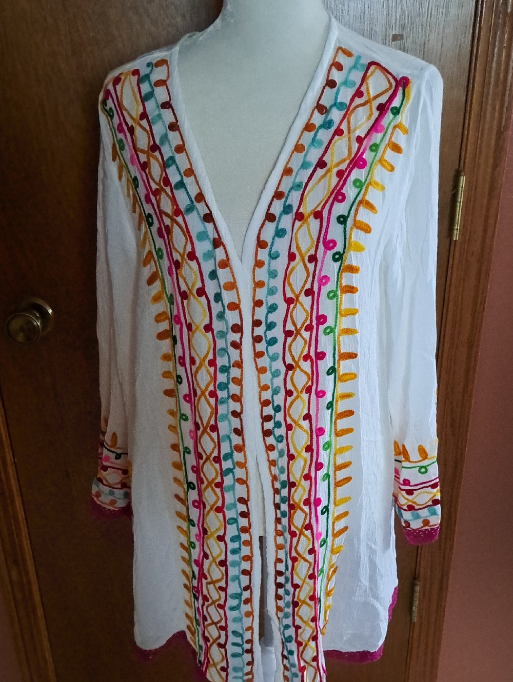 NWT White Embroidered V-Neck Women’s Lightweight Gauze Cardigan